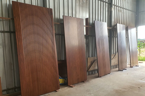 Varnishing Finish Timber Door